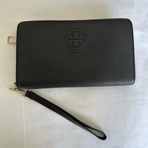 Tory Burch Bombe Smartphone Wristlet (Black)